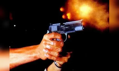 Homem atira em via pública e é contido e preso por populares