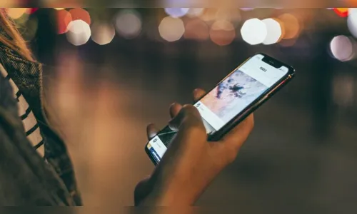 Mulher tem a porta da casa forçada, após receber ameaça pelo WhatsApp