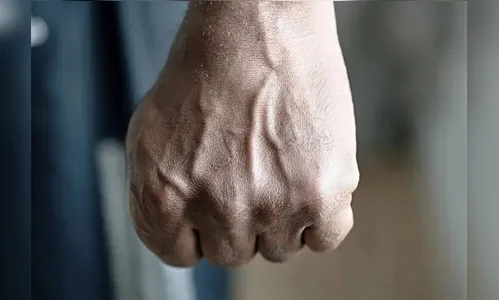 Homem ameaça e tenta invadir casa da ex-esposa para levar os filhos