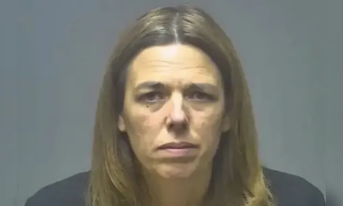 Jovem sofre bullying e descobre que ataques vinham da própria mãe