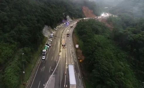 Liberada mais uma faixa da pista sul da BR-376, na altura do km 668,7, na região de Guaratuba