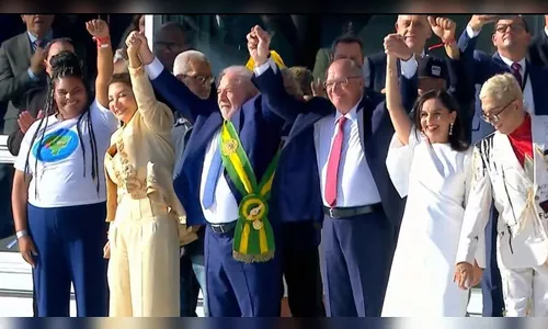 Lula recebe a faixa presidencial das mãos de representantes do povo