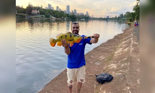 Vídeo: Pescador pega peixe da Amazônia no Lago Igapó em Londrina