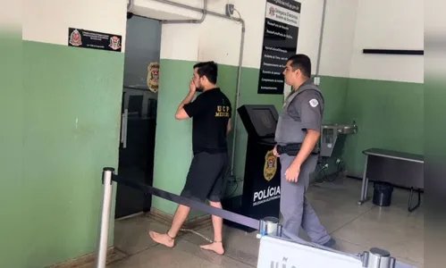 Comediante é preso por bater na mãe e na delegacia, faz xixi na calça