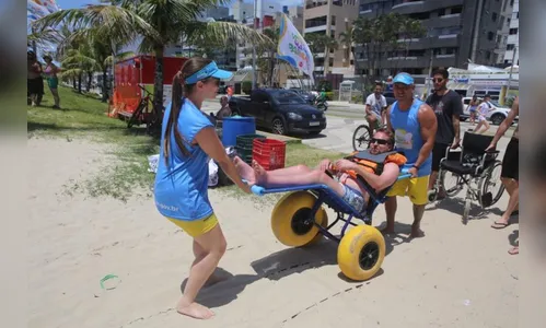 Com cadeiras especiais, 51 pessoas puderam aproveitar as praias no PR