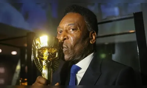 Pelé é homenageado na virada para o ano novo em cidades pelo Brasil