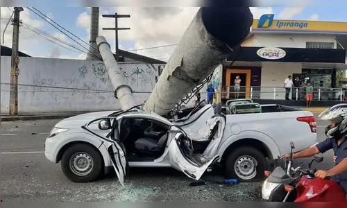 Chaminé de lavanderia desaba e esmaga veículo na manhã desta terça