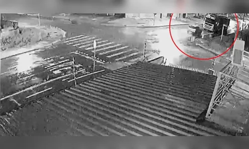 Vídeo: Jovens ficam feridos após colisão com carreta no Paraná