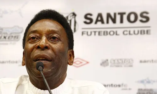Pelé será homenageado pelo Santos com coroa no escudo do time em 2023