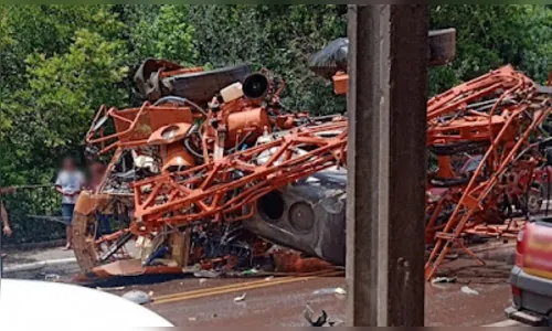 Acidente entre carro e máquina agrícola deixa quatro feridos no PR