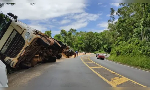 Caminhão carregado com soja tomba e carga é saqueada, em Mauá da Serra