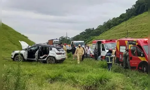 Motorista perde controle, capota e atinge ciclistas no Paraná