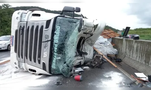 Caminhão perde freio e tombamento provoca novo bloqueio na BR-277