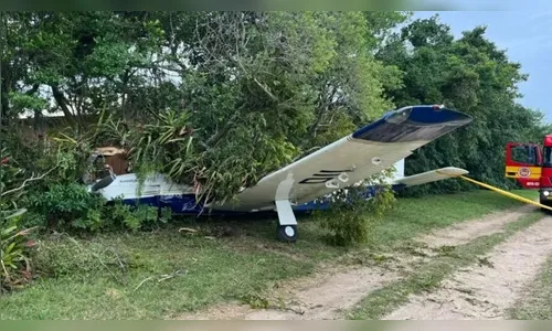 Avião com 5 ocupantes colide contra árvores momentos antes de pousar