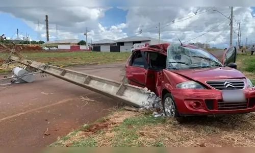 Adolescente sofre traumatismo ao pegar carro e se envolver em acidente