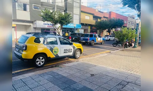 Motorista atinge moto ao sair de estacionamento no centro de Apucarana
