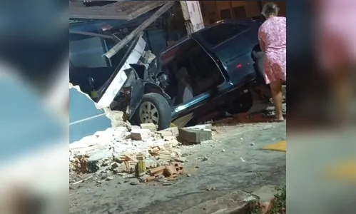 Carro atinge oficina, derruba muro e danifica cinco veículos em Cambé