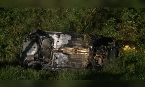 Motorista morre carbonizado após carro cair em ribanceira no Paraná