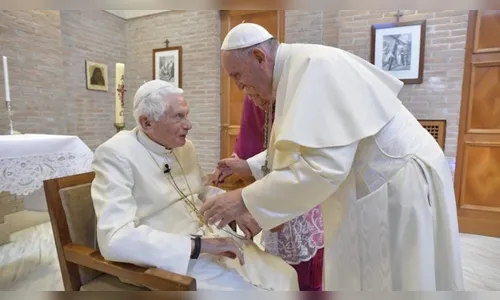 Papa pede oração por Bento XVI, que está 