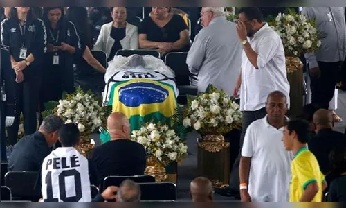 Velório de Pelé termina e caixão é levado para cemitério em Santos