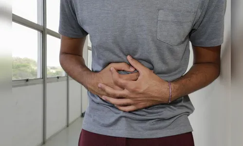 Passar mal após comer demais pode indicar câncer; entenda
