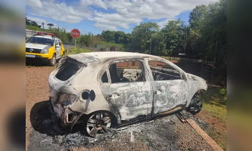 Veículo de roubo 'encomendado' é encontrado queimado em Apucarana