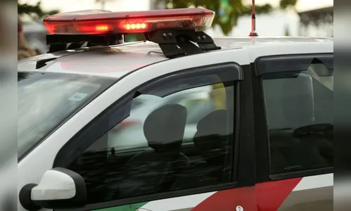 Menina de 7 anos dá martelada na cabeça do pai para defender a mãe