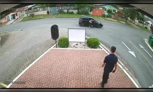 Marido é preso após ser flagrado espancando mulher dentro do carro