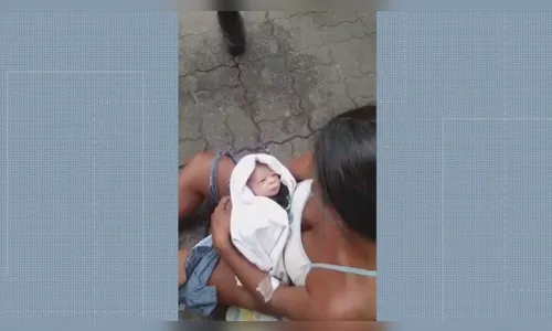 Grávida dá à luz na calçada após ser mandada para casa por hospital