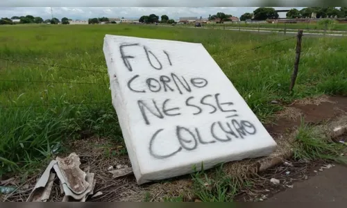 Mensagem em colchão chama a atenção de moradores: 'Fui corno'