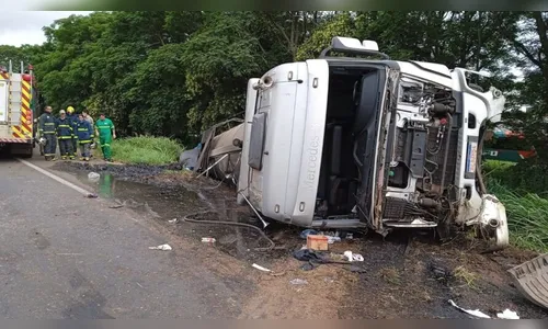 Mulher morre e criança sofre queimaduras após caminhão tombar na 376