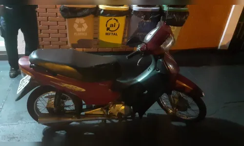 Motociclista é pego na contramão e acaba detido pelo furto da moto
