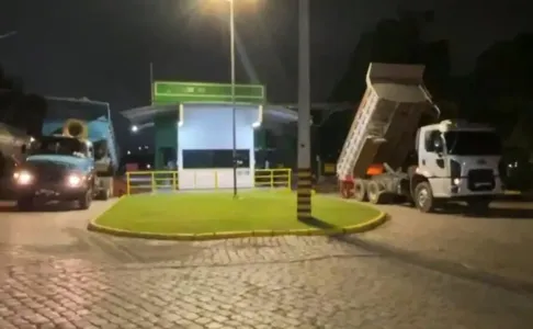 O grupo despejou dois caminhões carregados com terra em frente à refinaria de Araucária