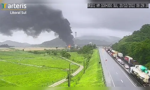 Incêndio atinge empresa de produto químico e interdita BR-101; vídeo