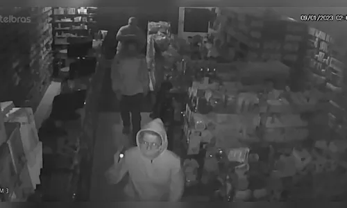 Trio de idosos invade farmácia e furta R$ 70 mil em medicamentos