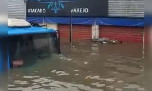 Vídeo: Morador anda de jet ski em rua após cheia histórica na BA