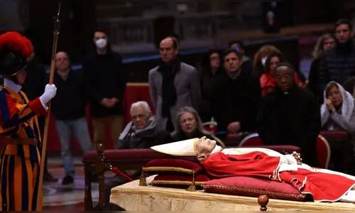 Milhares de pessoas acompanham funeral de Bento XVI no Vaticano