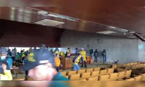 Após invadirem STF, manifestantes arrancam porta de gabinete de Moraes