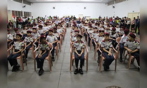 Primeira escola cívico-militar do PR certifica alunos em Arapongas