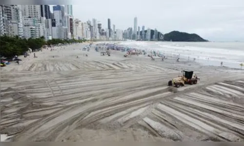 Balneário Camboriú: Chuvas deixam valas em praia alargada