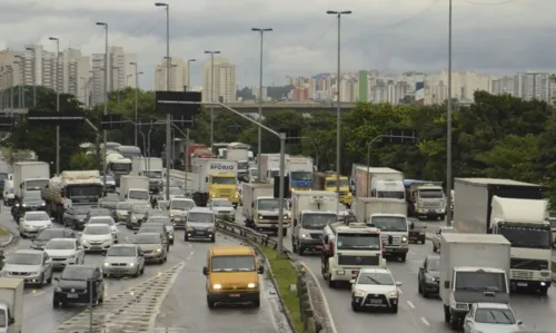 Pneus em chamas foram usados para interromper o fluxo de carros