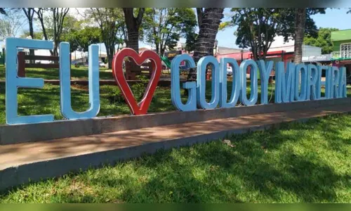 Ladrões furtam fios da decoração de natal em Godoy Moreira