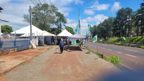 Protesto em frente ao quartel começa a ser desfeito em Apucarana