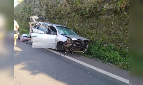 Carro com placas de Arapongas capota e jovem fica ferida na BR-376