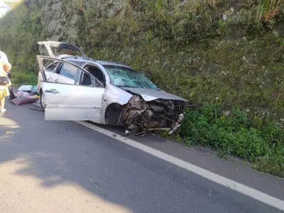 Renault Megane, com placas de Arapongas, capotou nesta sexta-feira em Ponta Grossa