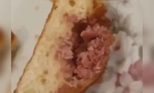 Cliente encontra larvas em seu lanche após dar primeira mordida