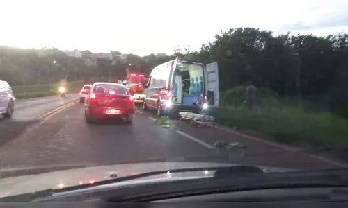 Carro com duas crianças cai em barranco, em Jandaia do Sul