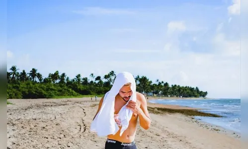 Pedro Sampaio posta foto na praia e internautas provocam: 