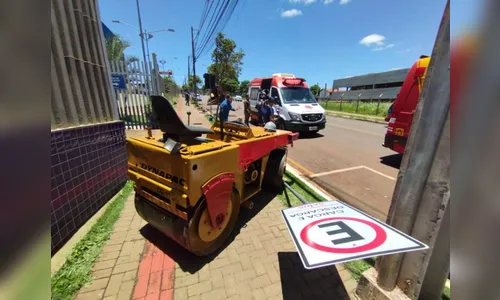 Trabalhador fica ferido após rolo compressor invadir calçada no PR