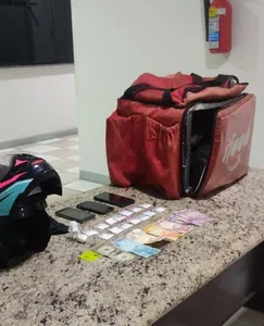 Traficante disfarçava atividade como se fosse entregador de comida por aplicativos, em uma motocicleta